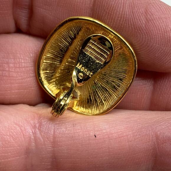 Vintage 1980's Monet Peach Enamel Swirl Gold Square Earrings Modernist Couture - Picture 3 of 6